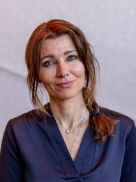 Poträttbild av Elif Shafak