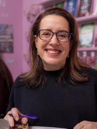 Poträttbild av Julia Quinn