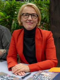 Poträttbild av Tina Norin